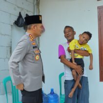 Polisi Beri Bantuan Kursi Roda untuk Penderita Celebral Palsy-Lansia di Bekasi dan Karawang