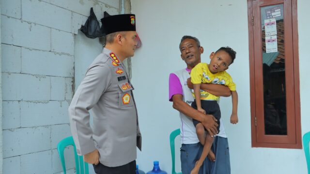 Polisi Beri Bantuan Kursi Roda untuk Penderita Celebral Palsy-Lansia di Bekasi dan Karawang