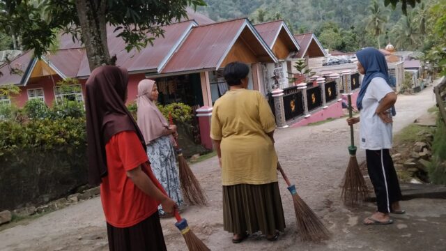 Jaga Kebersihan Dan Silahturahmi Wali Nagari Sumpur Kudus Adakan Jumat Bersih Bersama Warga