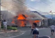 Si Jago Merah Melahap Kantor Lurah Kp.Jawa Kec.Pariaman Tengah Kota Pariaman Sumbar