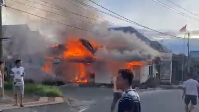 Si Jago Merah Melahap Kantor Lurah Kp.Jawa Kec.Pariaman Tengah Kota Pariaman Sumbar