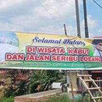 Pasang Spanduk 'Wisata Seribu Lobang" Di Jalan Payakumbuh - Lintau Pemerintah Tidak Peduli