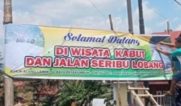 Pasang Spanduk 'Wisata Seribu Lobang" Di Jalan Payakumbuh - Lintau Pemerintah Tidak Peduli