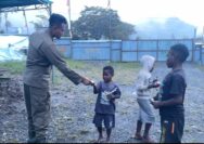 Personel Satgas Humas Damai Cartenz-2025 Berbagi Keceriaan dengan Anak-Anak di Distrik Mulia, Puncak Jaya