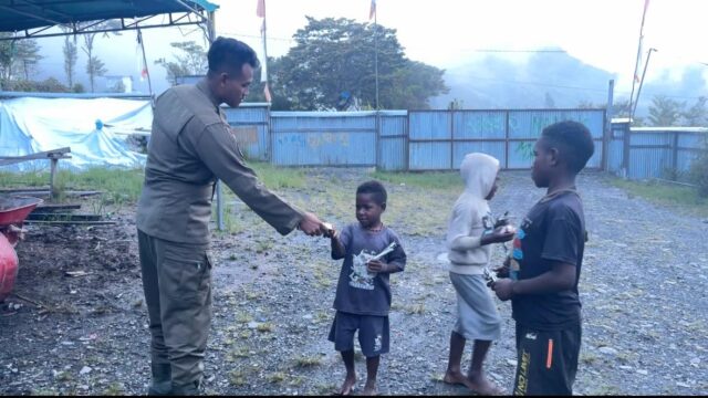 Personel Satgas Humas Damai Cartenz-2025 Berbagi Keceriaan dengan Anak-Anak di Distrik Mulia, Puncak Jaya