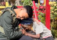 Momen Humanis Personel Satgas Humas Ops Damai Cartenz 2025 Bagikan Sembako di Kampung Kulirik