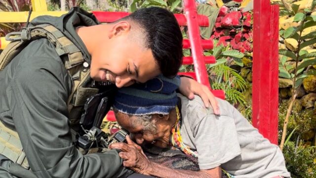 Momen Humanis Personel Satgas Humas Ops Damai Cartenz 2025 Bagikan Sembako di Kampung Kulirik