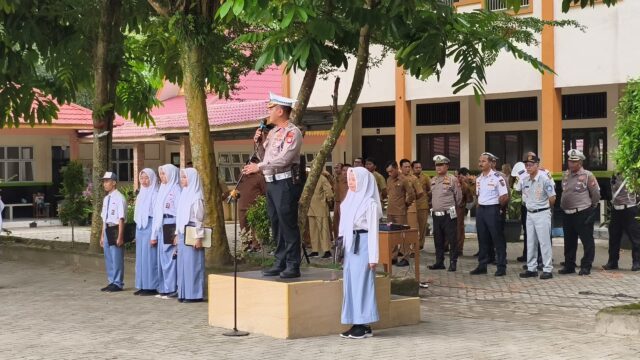 Dirlantas Polda Riau Pimpin Upacara di SMKN 7 Pekanbaru, Sosialisasikan Tertib Lalu Lintas dan Green Policing
