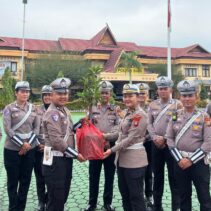 Unik dan Inspiratif, Kapolres Siak Beri Kado Ulang Tahun Berupa Bibit Pohon Sawo kepada Personel