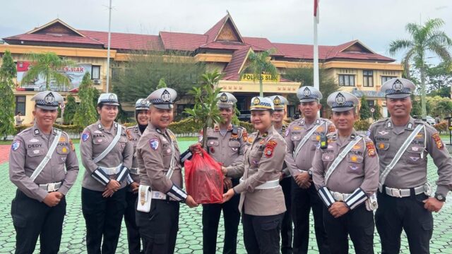 Unik dan Inspiratif, Kapolres Siak Beri Kado Ulang Tahun Berupa Bibit Pohon Sawo kepada Personel