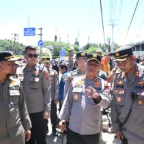 Kapolda Sumbar Irjen Pol Gatot Tri Suryanta Tinjau Lokasi dan Korban Kecelakaan Bus ALS di Padang Panjang