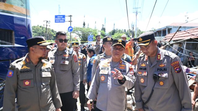 Kapolda Sumbar Irjen Pol Gatot Tri Suryanta Tinjau Lokasi dan Korban Kecelakaan Bus ALS di Padang Panjang