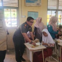 Dukung Asta Cita Presiden RI, Koramil 04 Lengayang Salurkan Makan Gizi Gratis di SDN 29
