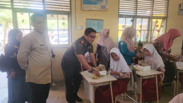 Dukung Asta Cita Presiden RI, Koramil 04 Lengayang Salurkan Makan Gizi Gratis di SDN 29