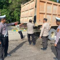 Percepat Kamseltibcar Lantas, Polsek Tualang Awasi Distribusi Material Jalan Rusak