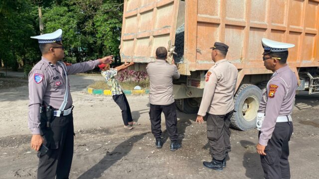 Percepat Kamseltibcar Lantas, Polsek Tualang Awasi Distribusi Material Jalan Rusak