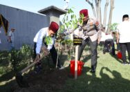Penanaman Pohon Bersama Ustad Abdul Somad dan Rocky Gerung Warnai Pagi di Halaman Mapolda Riau