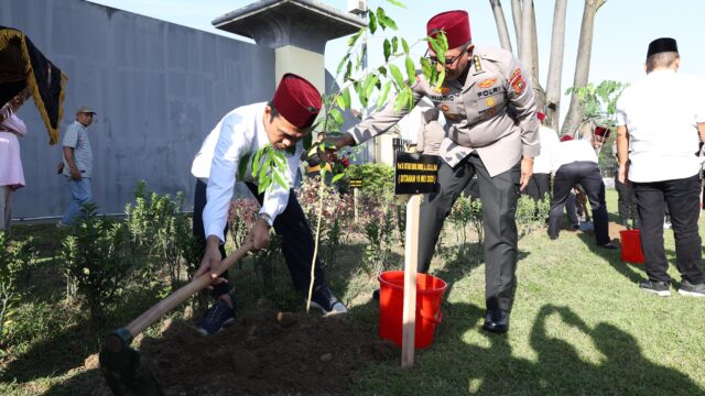 Penanaman Pohon Bersama Ustad Abdul Somad dan Rocky Gerung Warnai Pagi di Halaman Mapolda Riau