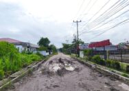 Jalan Teladan Rusak Parah, Warga Keluhkan Mobil Besar yang Melewati Pemukiman