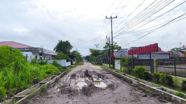 Jalan Teladan Rusak Parah, Warga Keluhkan Mobil Besar yang Melewati Pemukiman