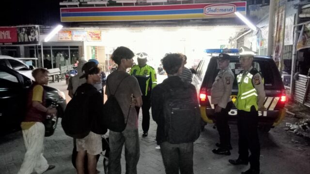 POLSEK KANDIS GELAR PATROLI KRYD DAN BLUE LIGHT, CIPTAKAN SITUASI KAMTIBMAS YANG KONDUSIF
