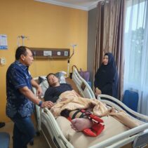 Kapolda Riau Jenguk Wakapolres Kuansing yang Ditabrak Pebalap saat Bubarkan Balap Liar