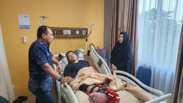 Kapolda Riau Jenguk Wakapolres Kuansing yang Ditabrak Pebalap saat Bubarkan Balap Liar