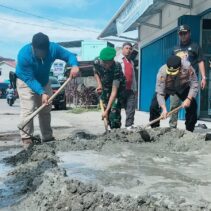 Gotong Royong Perbaikan Jalan Sultan Syarif Kasim Warnai Peringatan Hardiknas 2025 di Kandis