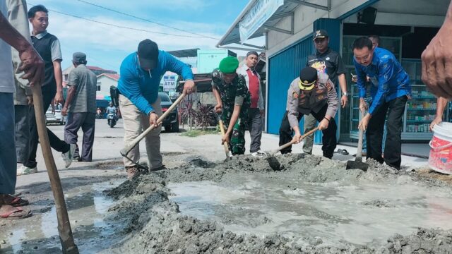 Gotong Royong Perbaikan Jalan Sultan Syarif Kasim Warnai Peringatan Hardiknas 2025 di Kandis