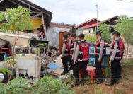 Polri Peduli Masyarakat: Personel Dit Samapta Polda Bengkulu Bantu Warga Bersihkan Rumah Roboh Pasca Gempa 6,3 SR