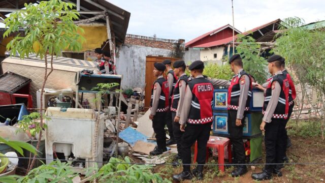 Polri Peduli Masyarakat: Personel Dit Samapta Polda Bengkulu Bantu Warga Bersihkan Rumah Roboh Pasca Gempa 6,3 SR