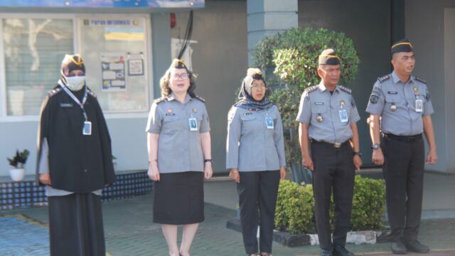 Lapas Kelas IIA Pekanbaru Gelar Apel Pagi Sekaligus Berikan Penghargaan kepada Pegawai Berprestasi