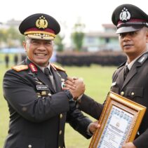 Polda Riau Gelar Upacara Peringatan Hari Lahir Pancasila, Bripka Agus Budiadi Terima Penghargaan Atas Prestasi Gemilang
