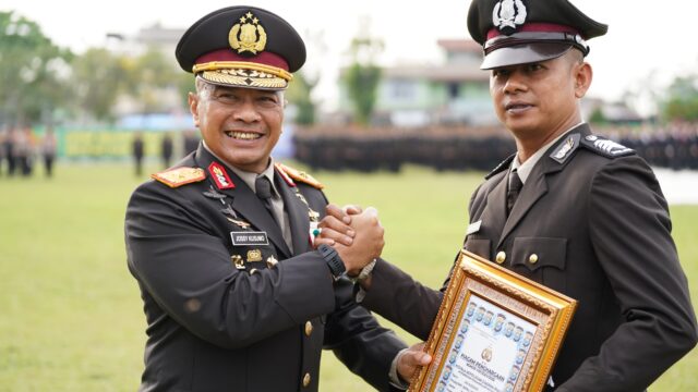 Polda Riau Gelar Upacara Peringatan Hari Lahir Pancasila, Bripka Agus Budiadi Terima Penghargaan Atas Prestasi Gemilang