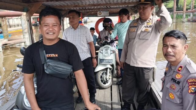 Naik Perahu, Kapolsek Tualang Lakukan Patroli di Seberang Sungai Siak Antisipasi Premanisme.