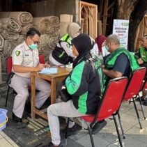 Biddokkes Polda Jatim Gelar Bakti Kesehatan Berkah Bagi Ribuan Ojol di Hari Bhayangkara ke 79