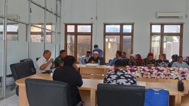 Pasca Ricuh Ibu-ibu Dalam Rapat Dipimpin Kadisperdagkopukm Kampar, Lagi-lagi Tidak Ada Disepakati, Panitia Terap Lakasanakan RAT KNES 