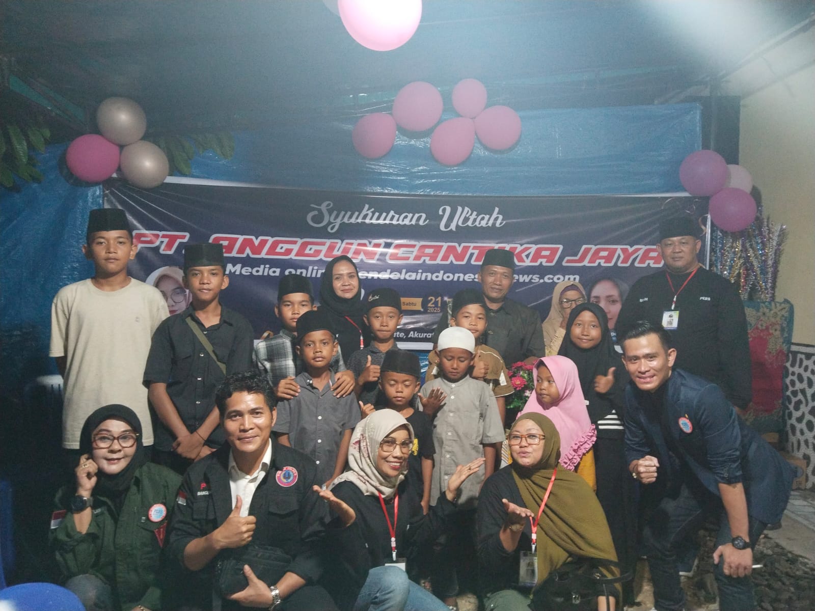 Momen Langka, Nora Daswati Yulita Berikan Kue Pertama Pada Ibunda Tercinta di Hut Perdana Jendela Indonesia 