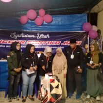Momen Langka, Nora Daswati Yulita Berikan Kue Pertama Pada Ibunda Tercinta di Hut Perdana Jendela Indonesia 