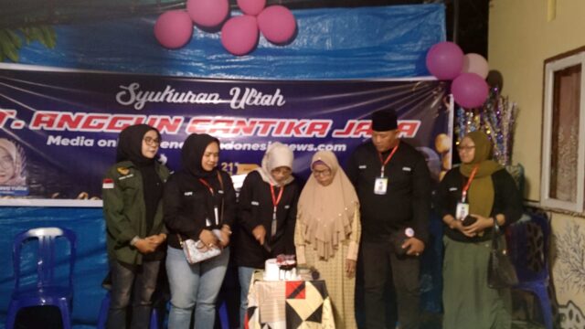 Momen Langka, Nora Daswati Yulita Berikan Kue Pertama Pada Ibunda Tercinta di Hut Perdana Jendela Indonesia 