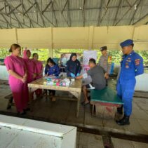 Dalam Rangka HUT Bhayangkara Ke-79, Polres Kepulauan Mentawai Gelar Pemeriksaan Kesehatan Gratis untuk Nelayan