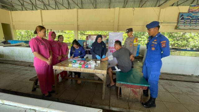 Dalam Rangka HUT Bhayangkara Ke-79, Polres Kepulauan Mentawai Gelar Pemeriksaan Kesehatan Gratis untuk Nelayan