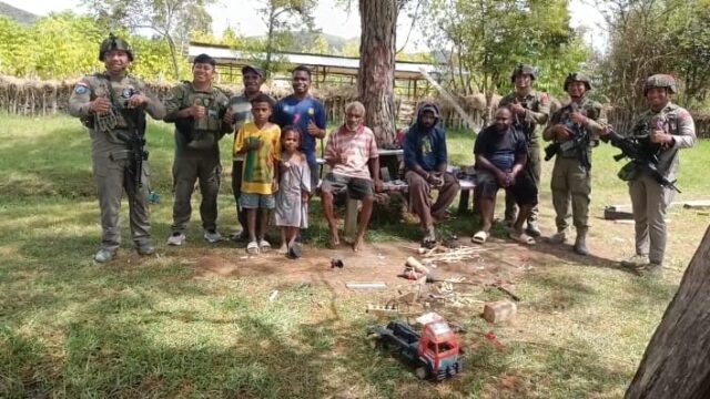 Satgas Ops Damai Cartenz Gelar Patroli Dan Pelayanan Kesehatan Di Distrik Siepkosi