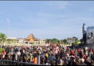 Ribuan Masa Pemdemo Penuhi Halaman Gubernur Riau