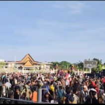 Ribuan Masa Pemdemo Penuhi Halaman Gubernur Riau