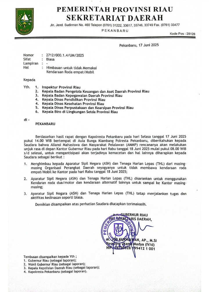 Ribuan Masa Pemdemo Penuhi Halaman Gubernur Riau Ribuan Masa Pemdemo Penuhi Halaman Gubernur Riau