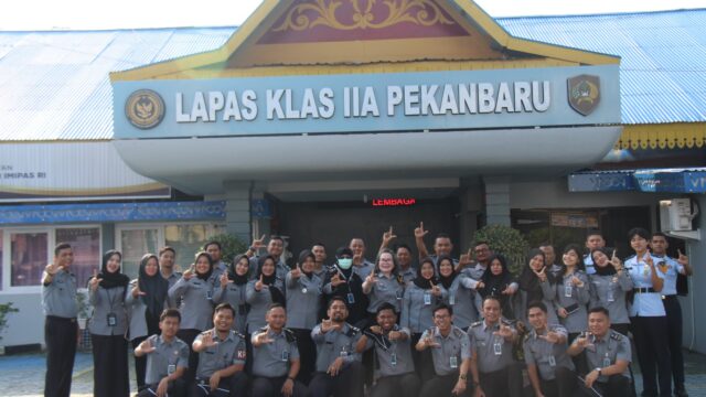 Penghormatan Memasuki Masa Purnabakti, Dokter Senior Lapas Pekanbaru Pimpin Apel Pagi