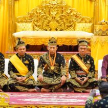 Kapolri Terima Anugerah Adat Ingatan Budi dari LAM Riau: Simbol Kehormatan, Amanah Moral, dan Komitmen Kebangsaan