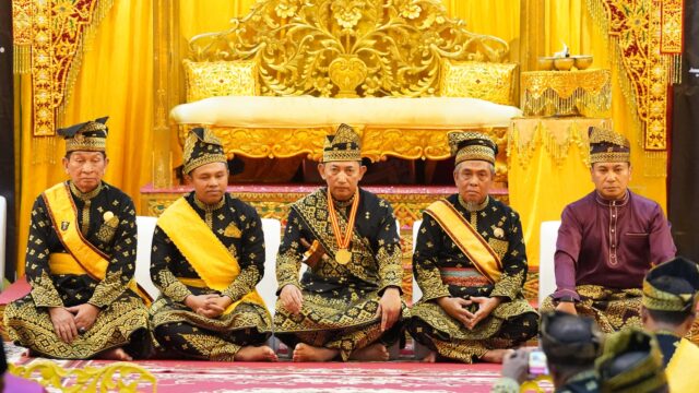 Kapolri Terima Anugerah Adat Ingatan Budi dari LAM Riau: Simbol Kehormatan, Amanah Moral, dan Komitmen Kebangsaan