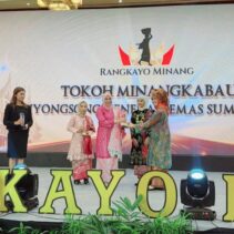Desi ‎Raih Penghargaan Rangkayo Minang Awards 2025, sebagai, Tokoh Perempuan Minang Tangguh yang Inspiratif